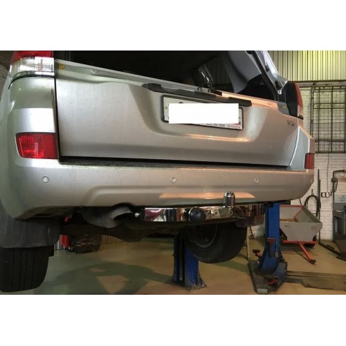 Тюнинговый фаркоп Bosal с металлической накладкой для Toyota Land Cruiser 200 (вкл. Executive и Excalibur) 2007-2020. Фланцевое крепление. Артикул 3018-FL